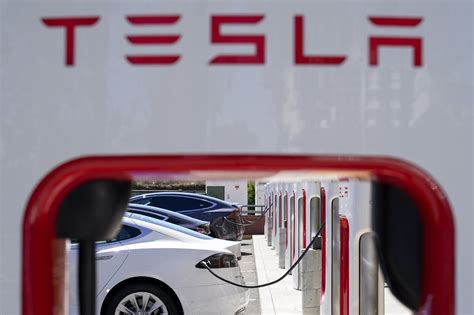 US opens safety probe into complaints from Tesla drivers that they can lose steering control